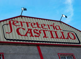 Ferretería Castillo logo en fachada